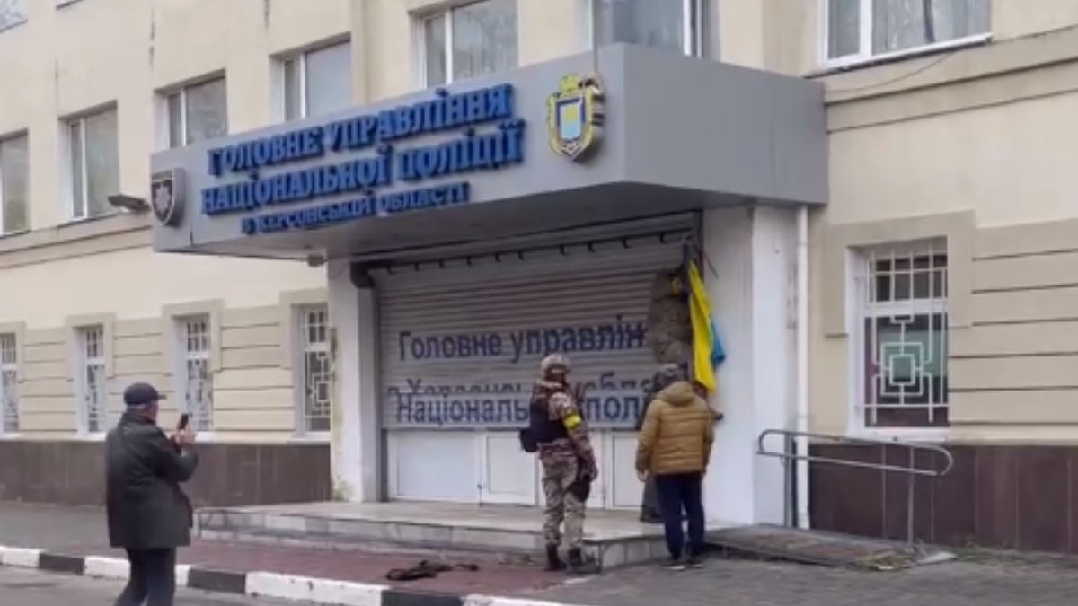Украинский флаг вывешивают над зданием Нацполиции в Херсоне - 24 Канал