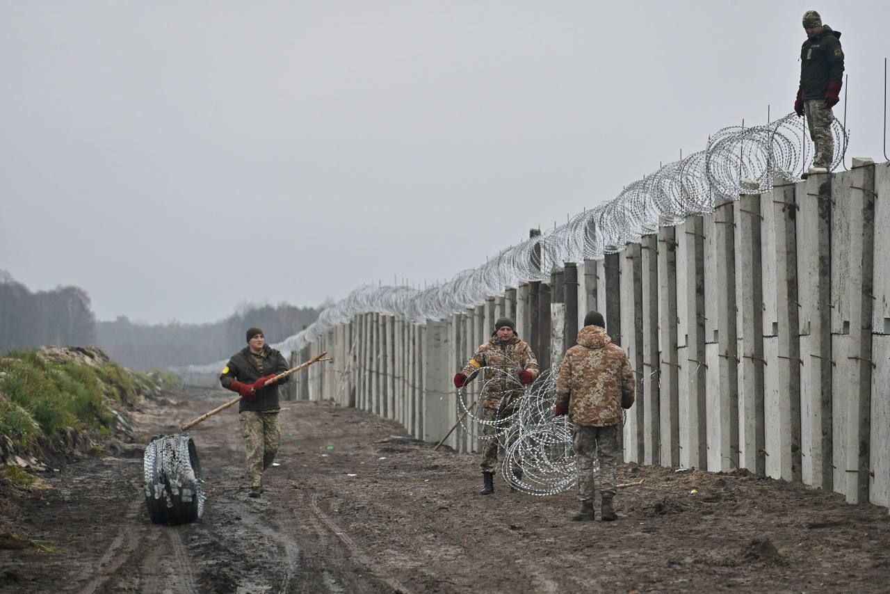Стіна на кордоні з Білоруссю - перші фото з Волині