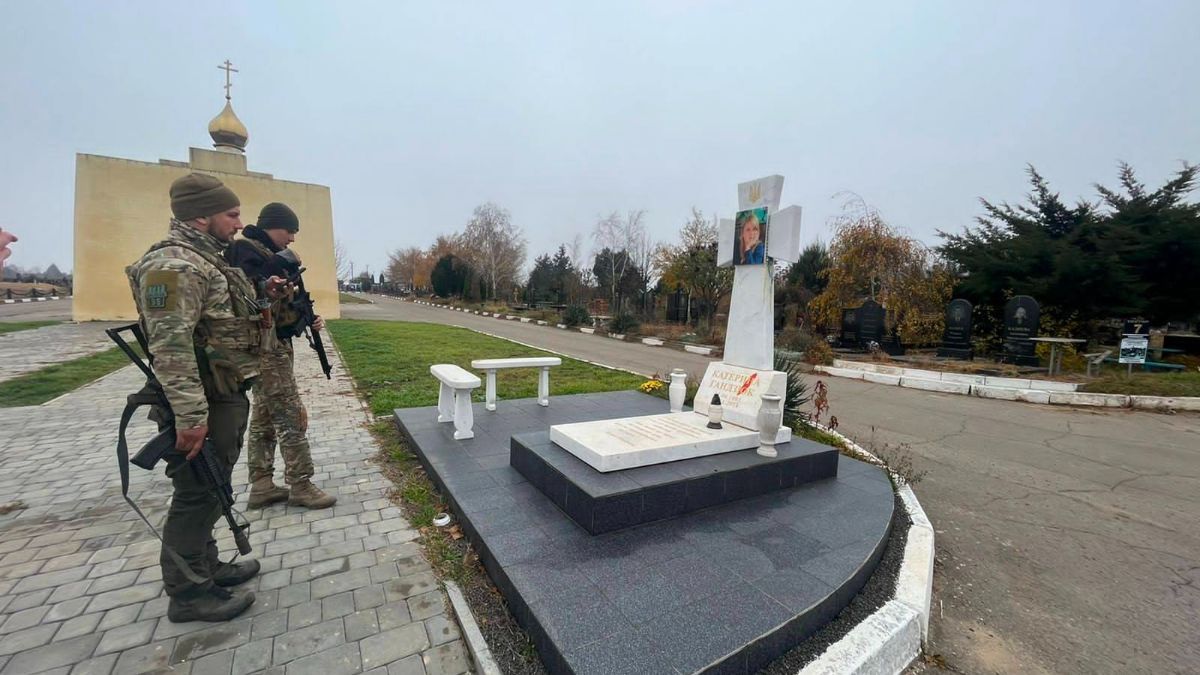 Уволили твой Херсон, – украинские воины пришли к могиле Кати Гандзюк - 24 Канал