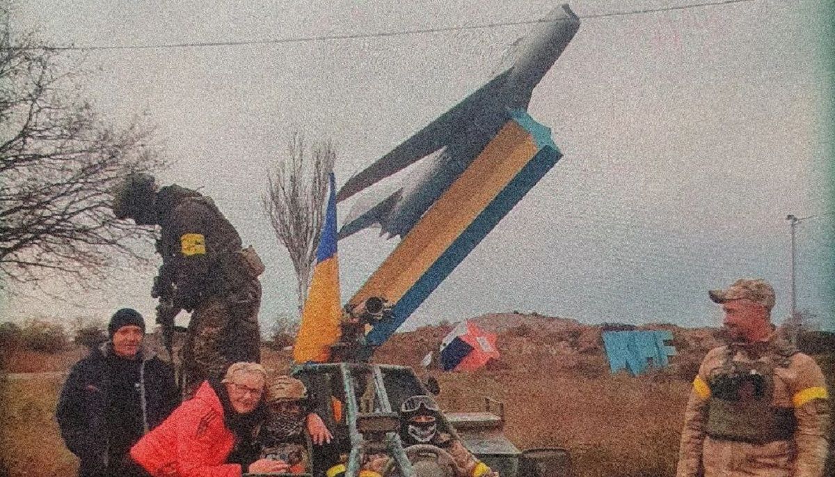 Військовий підняв прапор України над Чорнобаївкою Військовий підняв прапор України над Чорнобаївкою