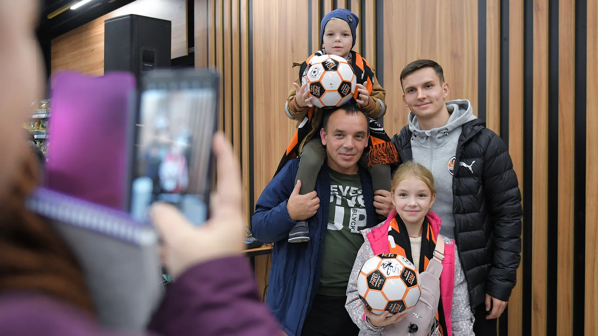 Дмитро Криськів із уболівальниками Шахтаря