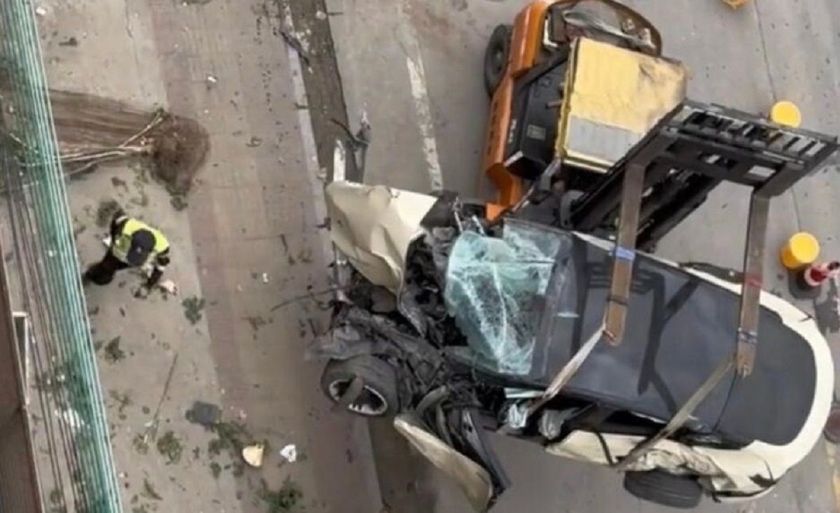 В Китае неуправляемая Tesla сбила двух человек В Китае неуправляемая Tesla сбила двух человек