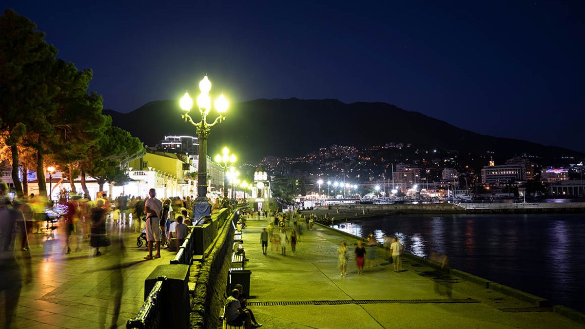 В Ялте поют и танцуют под украинские песни В Ялте поют и танцуют под украинские песни