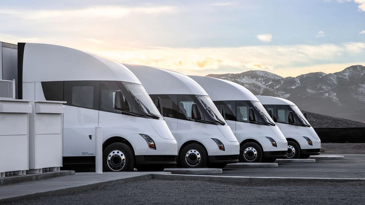 Илон Маск собирается продать сто грузовиков Tesla Semi уже к концу года - Техно