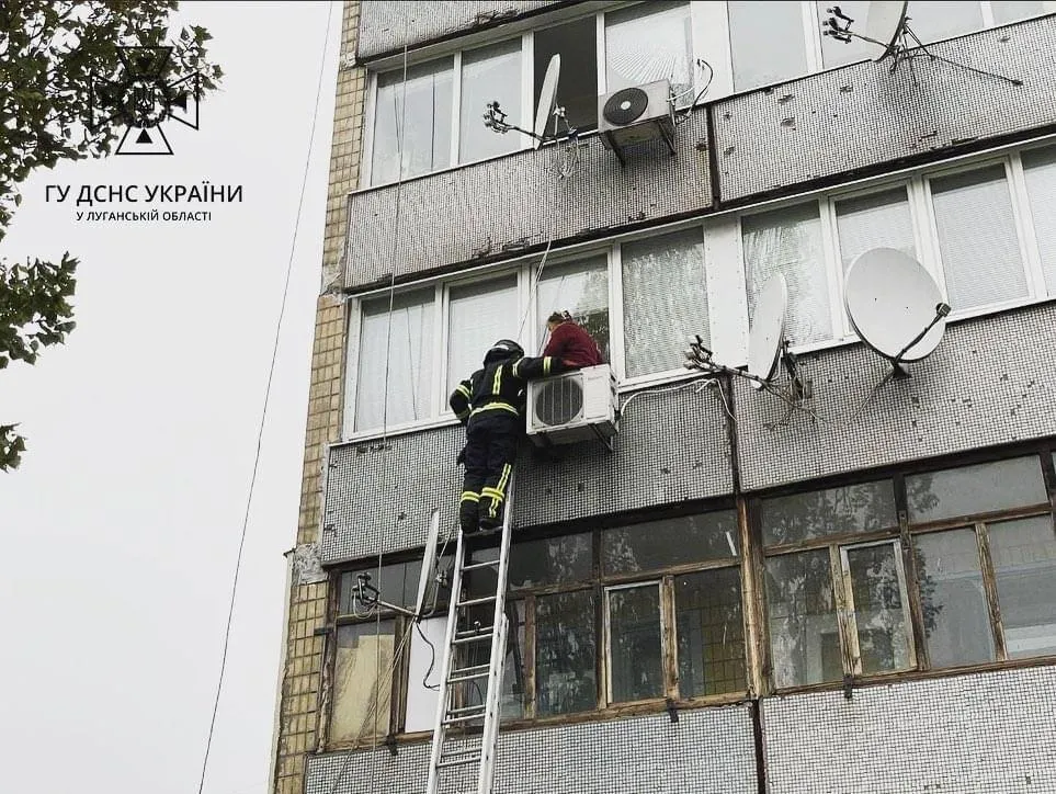 Рятувальники допомогли жінці спуститися на землю