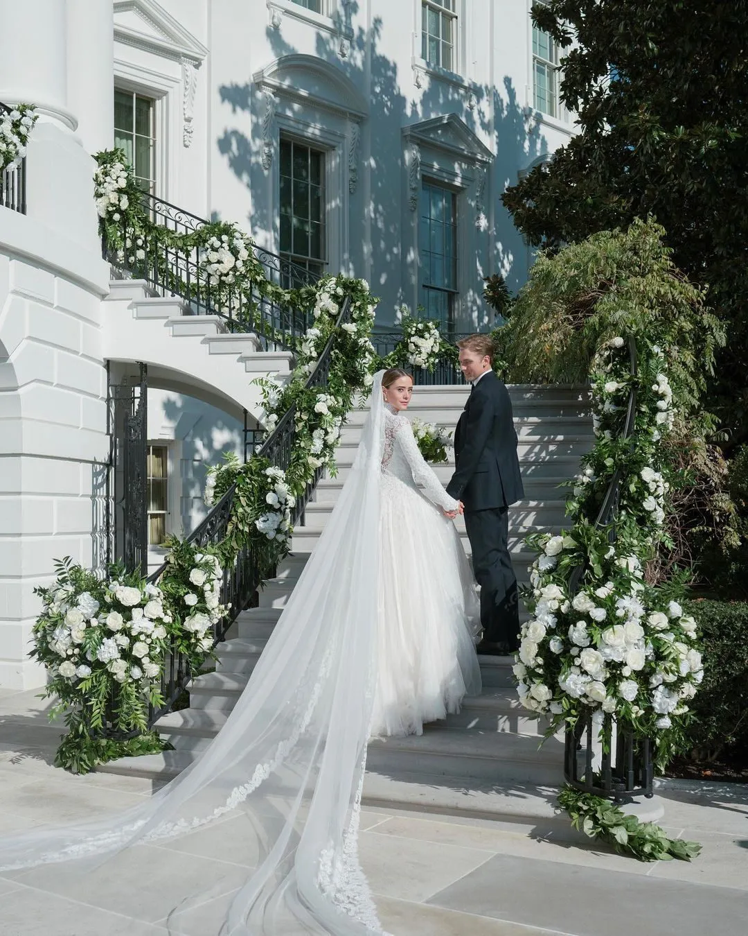 Онука Джо Байдена вийшла заміж у Білому домі
