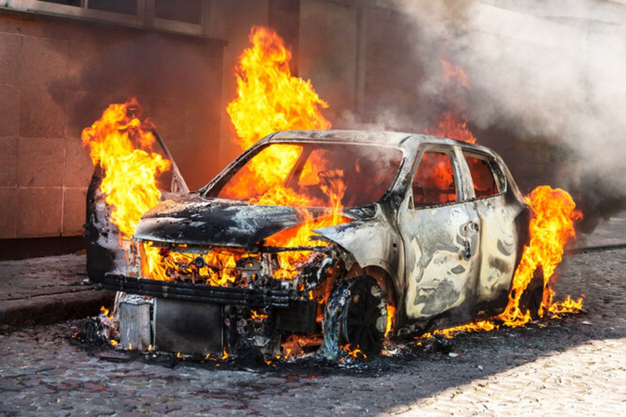 В Киеве горело авто с женщиной 20 ноября 2022 года - очевидцы рассказали, что произошло - 24 Канал