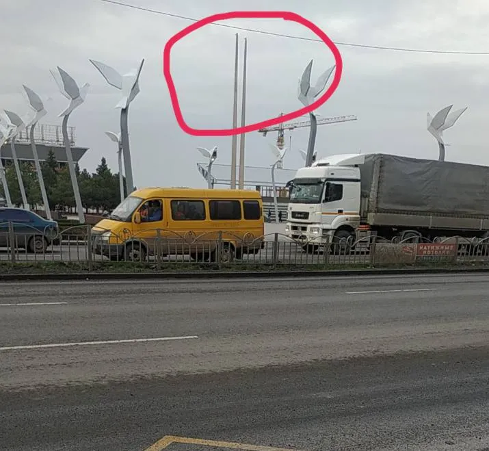 У Маріуполі на Площі Свободи зняли російський прапор У Маріуполі на Площі Свободи зняли російський прапор