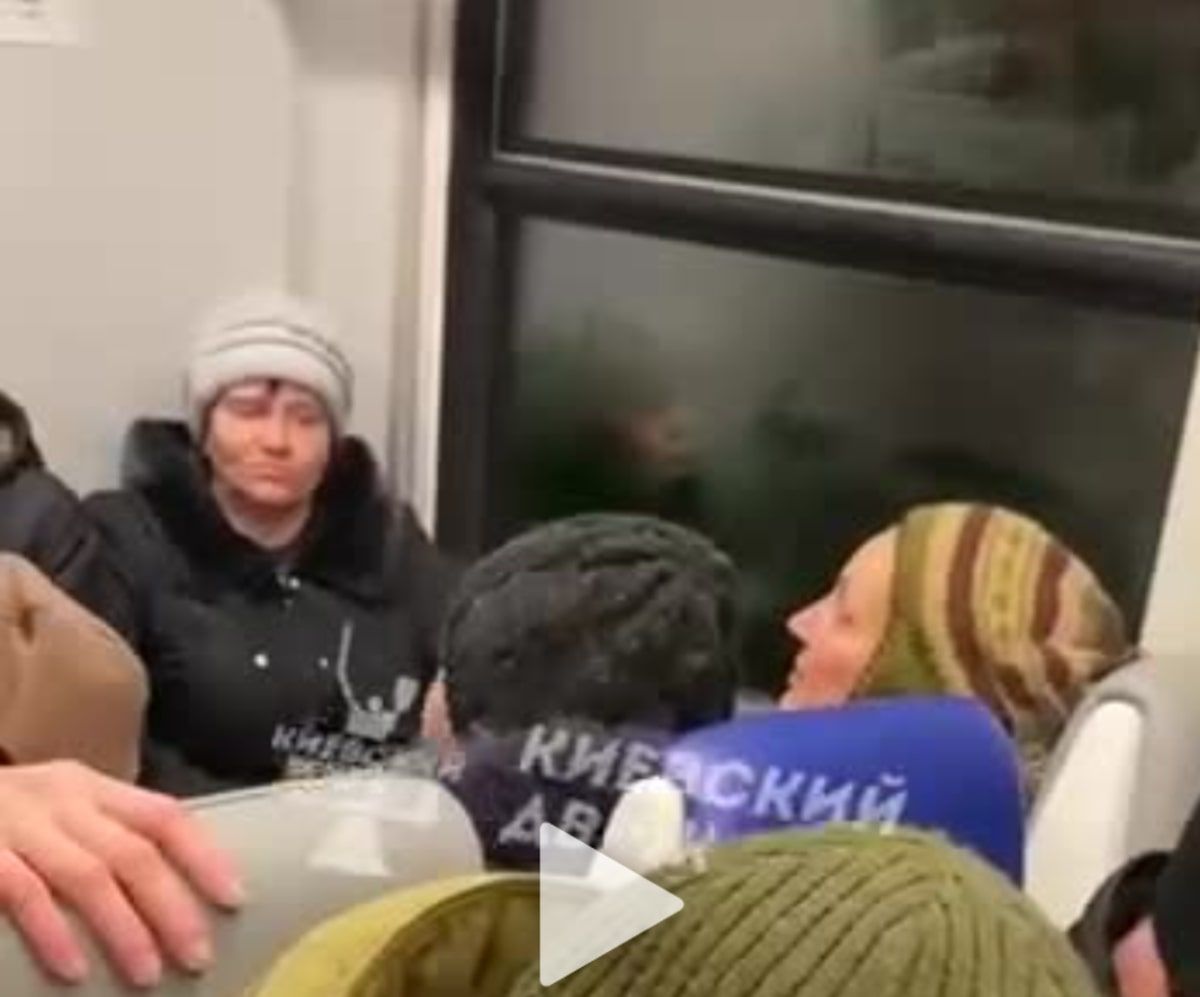 У київській електричці прихильниця "русского міра" образила ЗСУ, але відразу отримала відповідь - 24 Канал У київській електричці прихильниця "русского міра" образила ЗСУ, але відразу отримала відповідь - 24 Канал