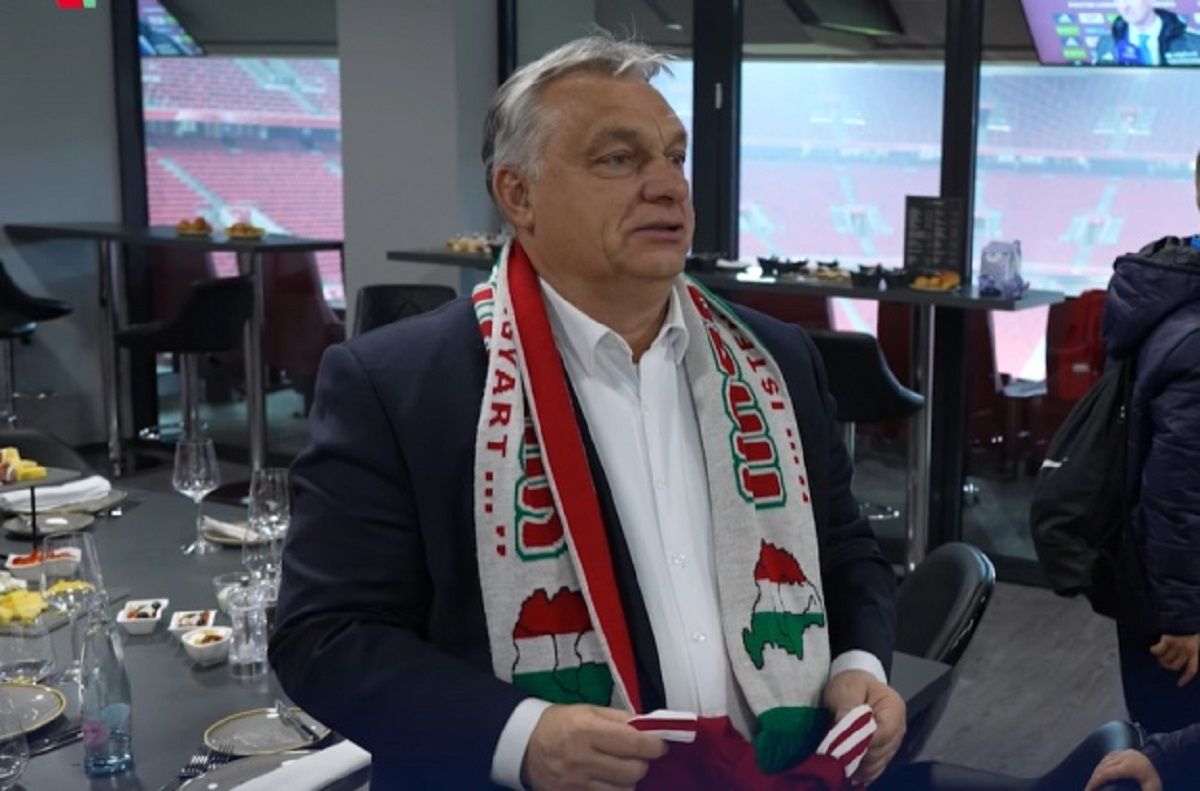 У Зеленського відреагували на скандал з шарфом Орбана