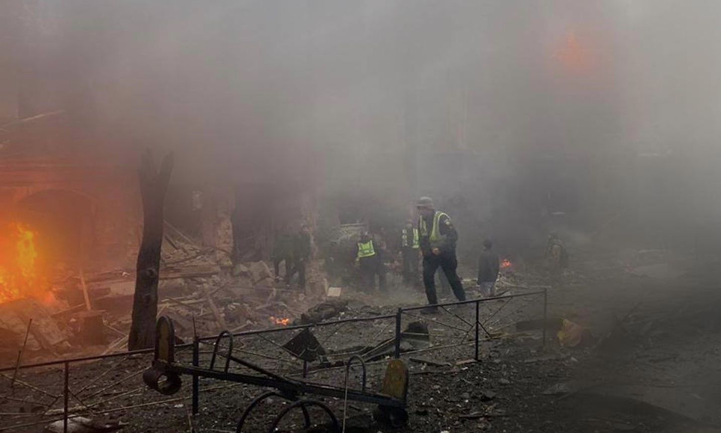 Ракета росіян влучила у багатоповерхівку на Київщині  спалахнула пожежа - 24 Канал