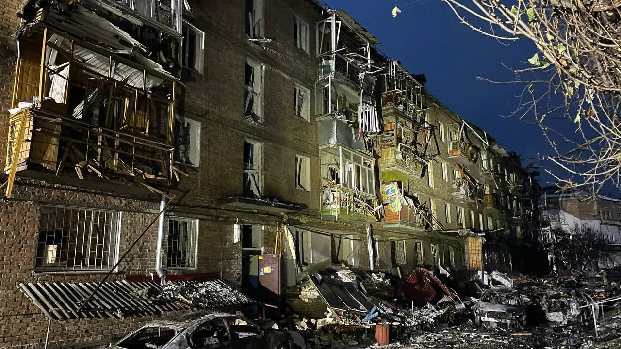 Последствия ракетного удара по многоэтажке в Вышгороде