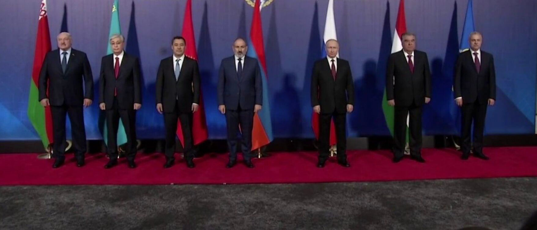 Лидеры ОДКБ отстранились от Путина на общем фото