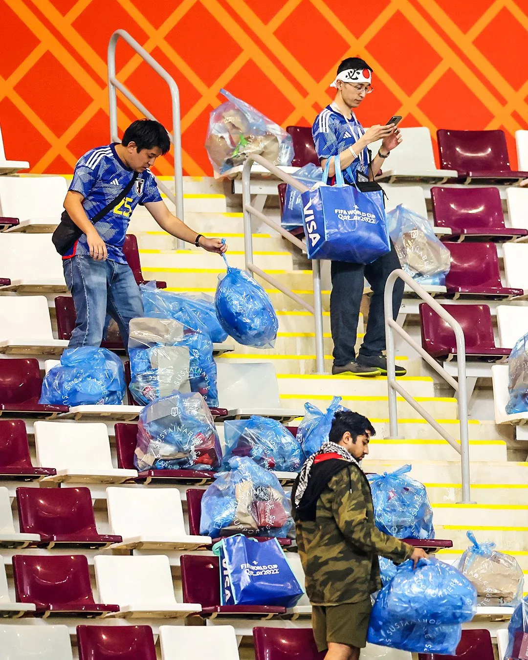 Японцы убирают стадион в Катаре