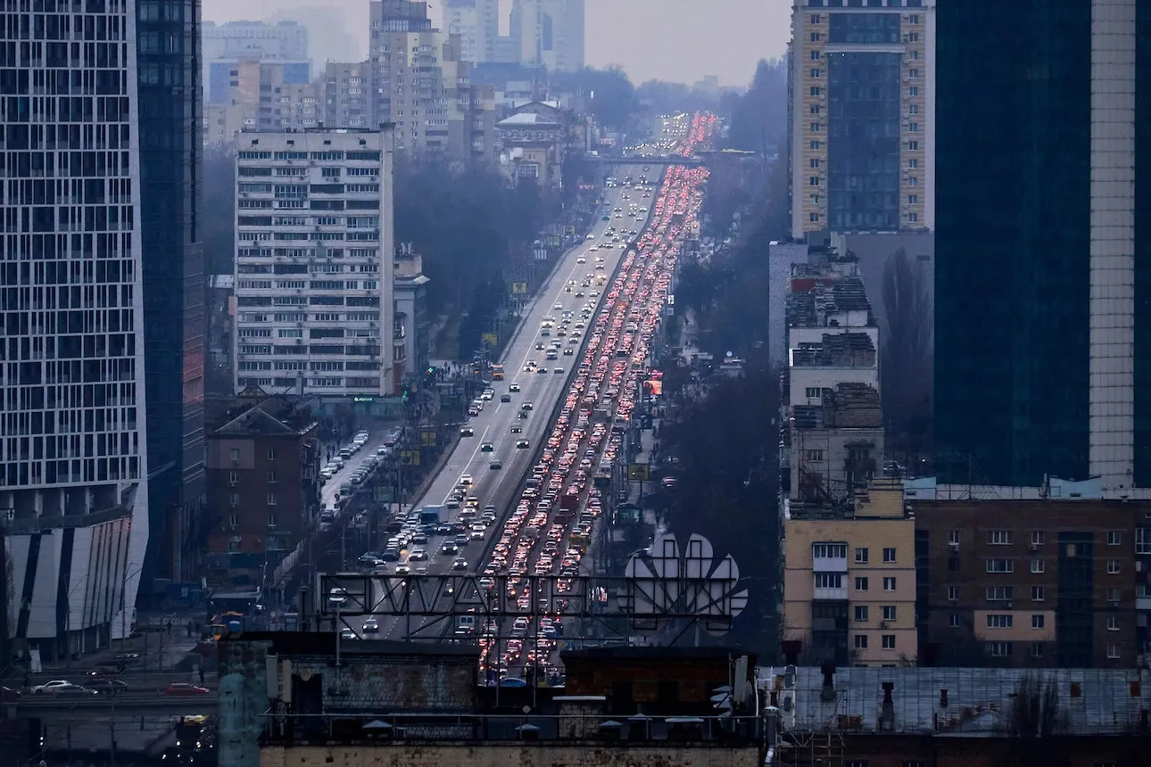 Жителі Києва залишають місто після російських та білоруських ракетних ударів
