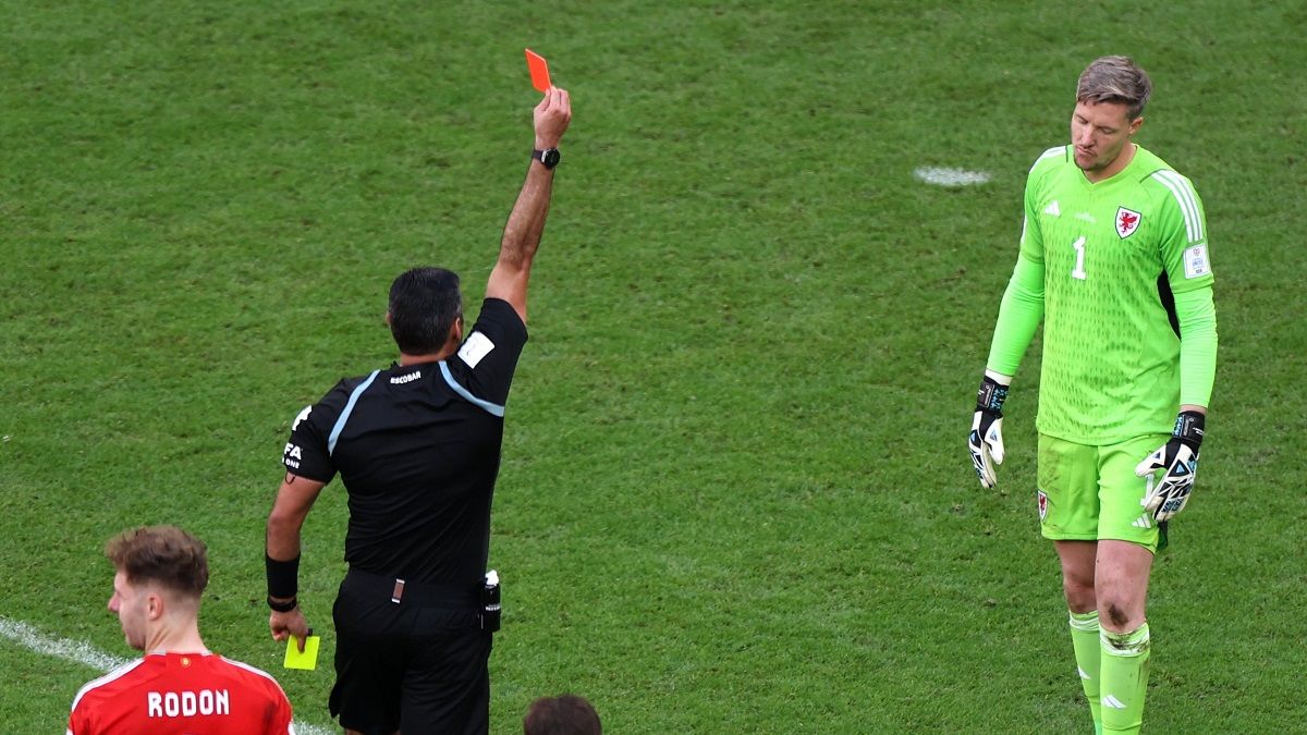 Перша червона картка на ЧС-2022 - брутальний фол воротаря Уельсу Перша червона картка на ЧС-2022 - брутальний фол воротаря Уельсу