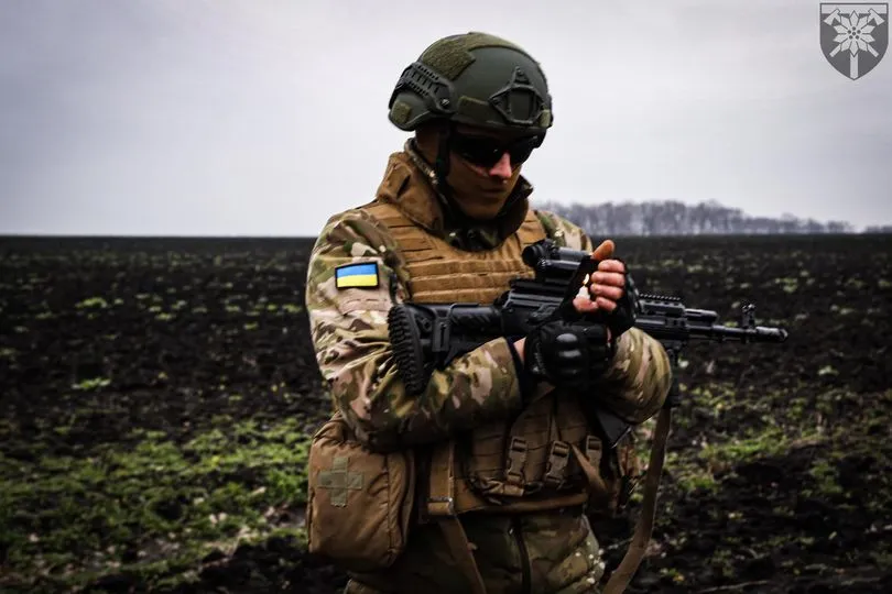 Росіяни перегруповуються на кількох напрямках і наступають на Донбасі: головне з Генштабу