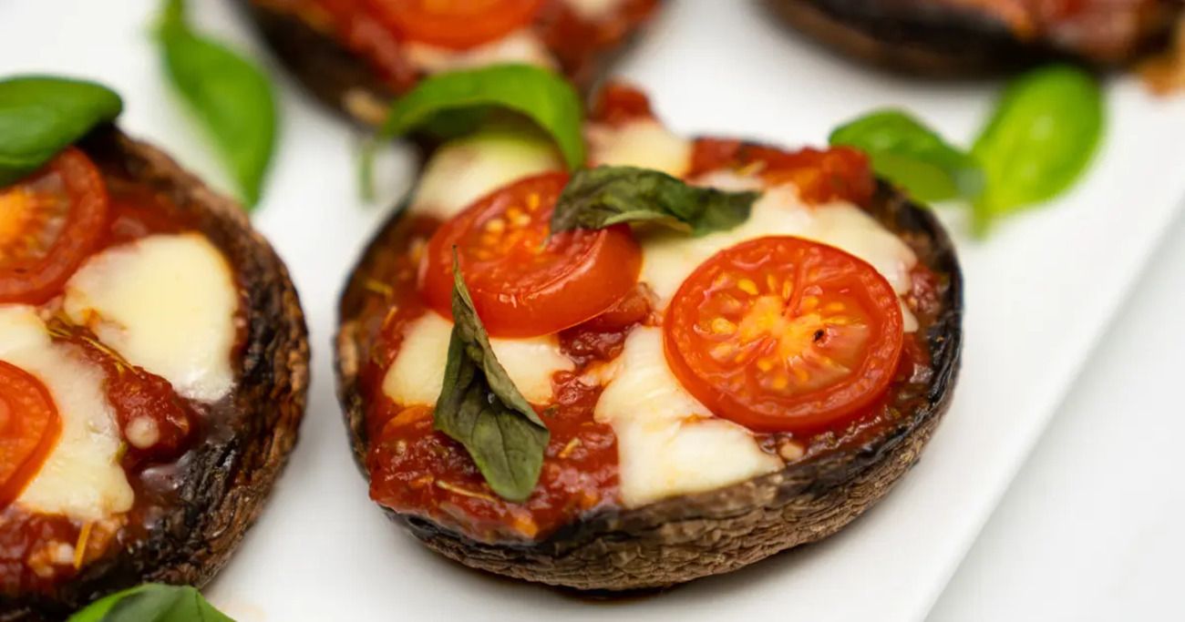Сочетаем любимые вкусы: рецепт грибной мини-пиццы с ветчиной, сыром и помидорами