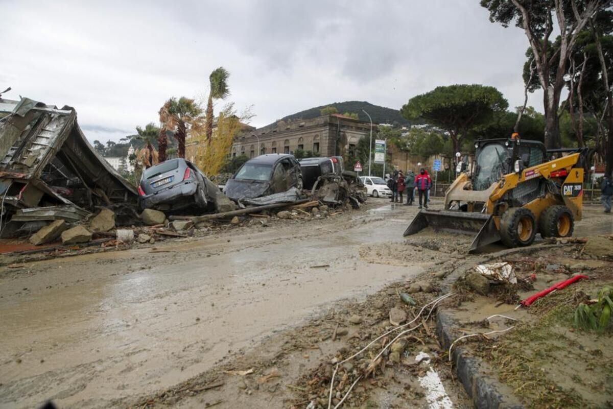 Разбитые автомобили и тела людей в грязи: в Италии произошел масштабный оползень - 24 Канал