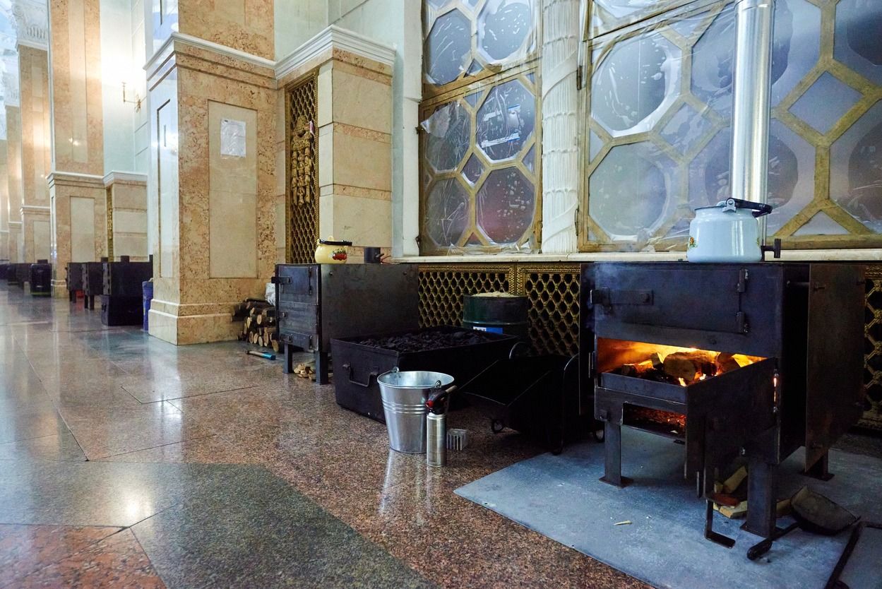 Блекаут в Україні - на вокзалах будуть пункти обігріву зі зв'язком та їжею - 24 Канал Блекаут в Україні - на вокзалах будуть пункти обігріву зі зв'язком та їжею - 24 Канал