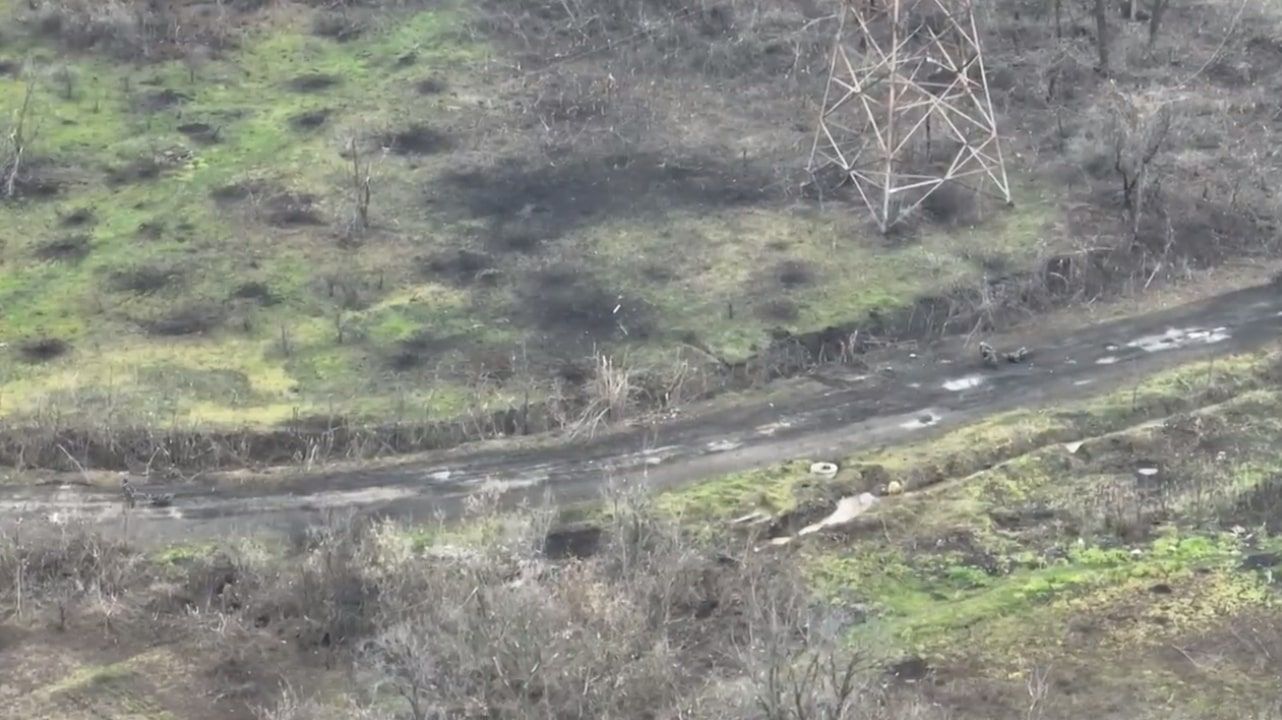 На Донеччині окупанти вивозять загиблих тачками - 24 Канал