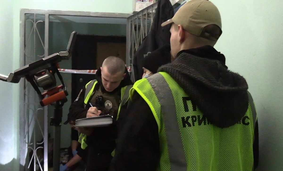 Зарізав ножем і намагався видати за самогубство: у Києві сталось жорстоке вбивство - 24 Канал