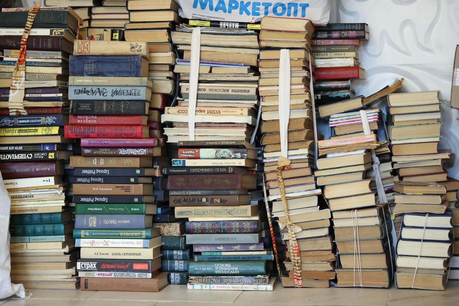 Сдать русские книги - что украинцы делают с русскоязычной литературой - 24 канал - Образование