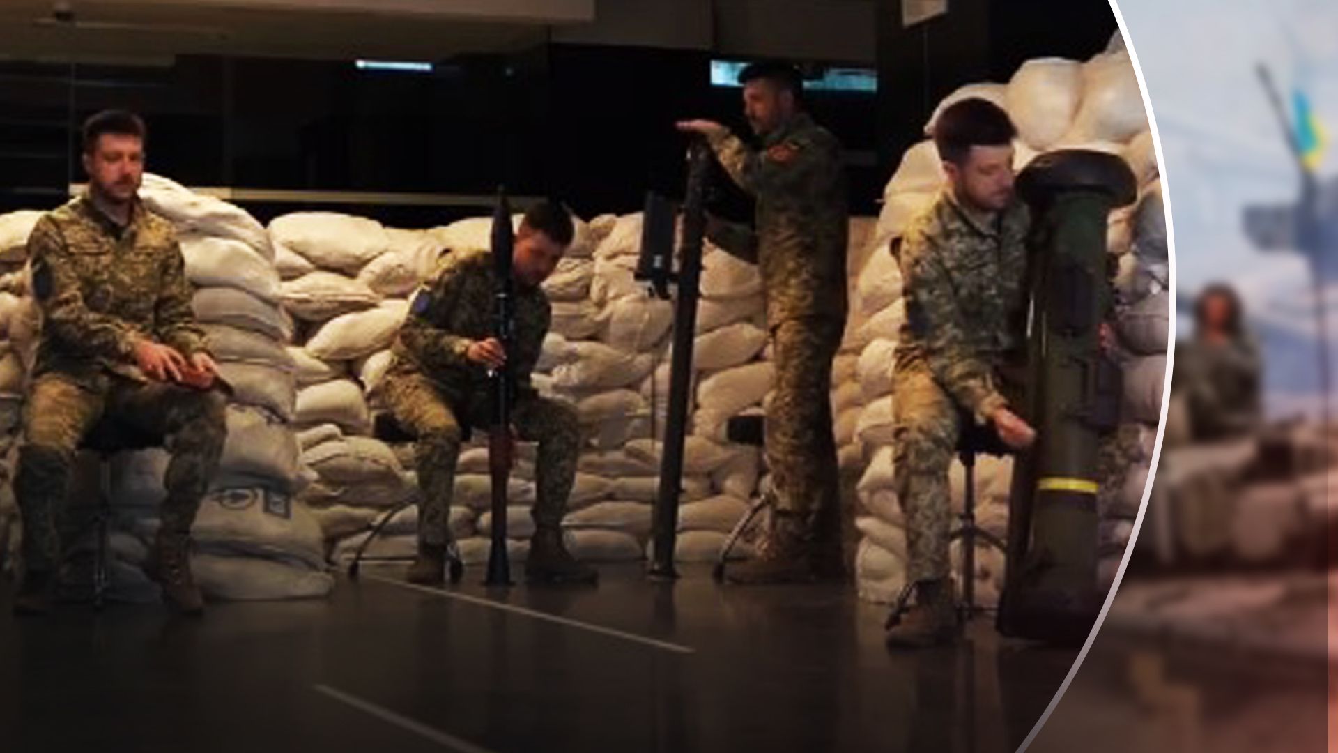 Военный сыграл мелодию победы на оружии Военный сыграл мелодию победы на оружии