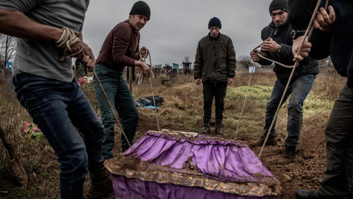 В Херсонской области нашли новое массовое захоронение людей В Херсонской области нашли новое массовое захоронение людей