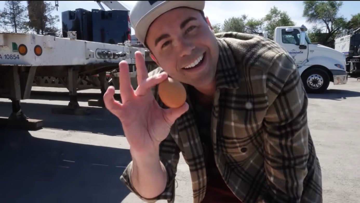 Проєкт тривалістю в 3 роки: блогер скинув з космосу два курячих яйця, і вони не розбилися - Техно Проєкт тривалістю в 3 роки: блогер скинув з космосу два курячих яйця, і вони не розбилися - Техно