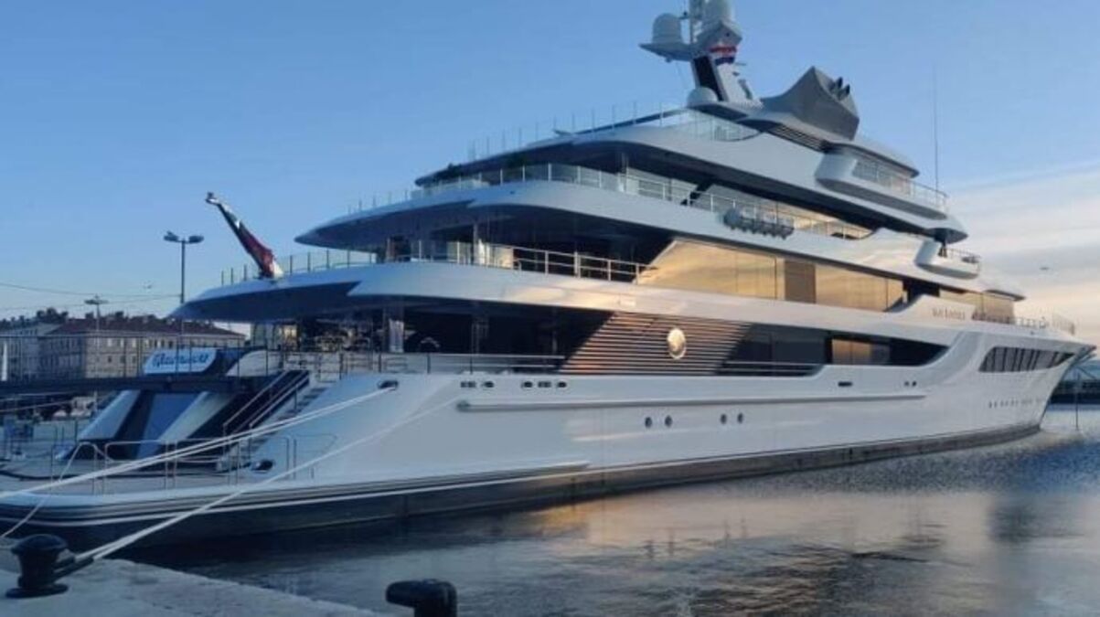 У Хорватії обшукали яхту Медведчука та його дружини У Хорватії обшукали яхту Медведчука та його дружини