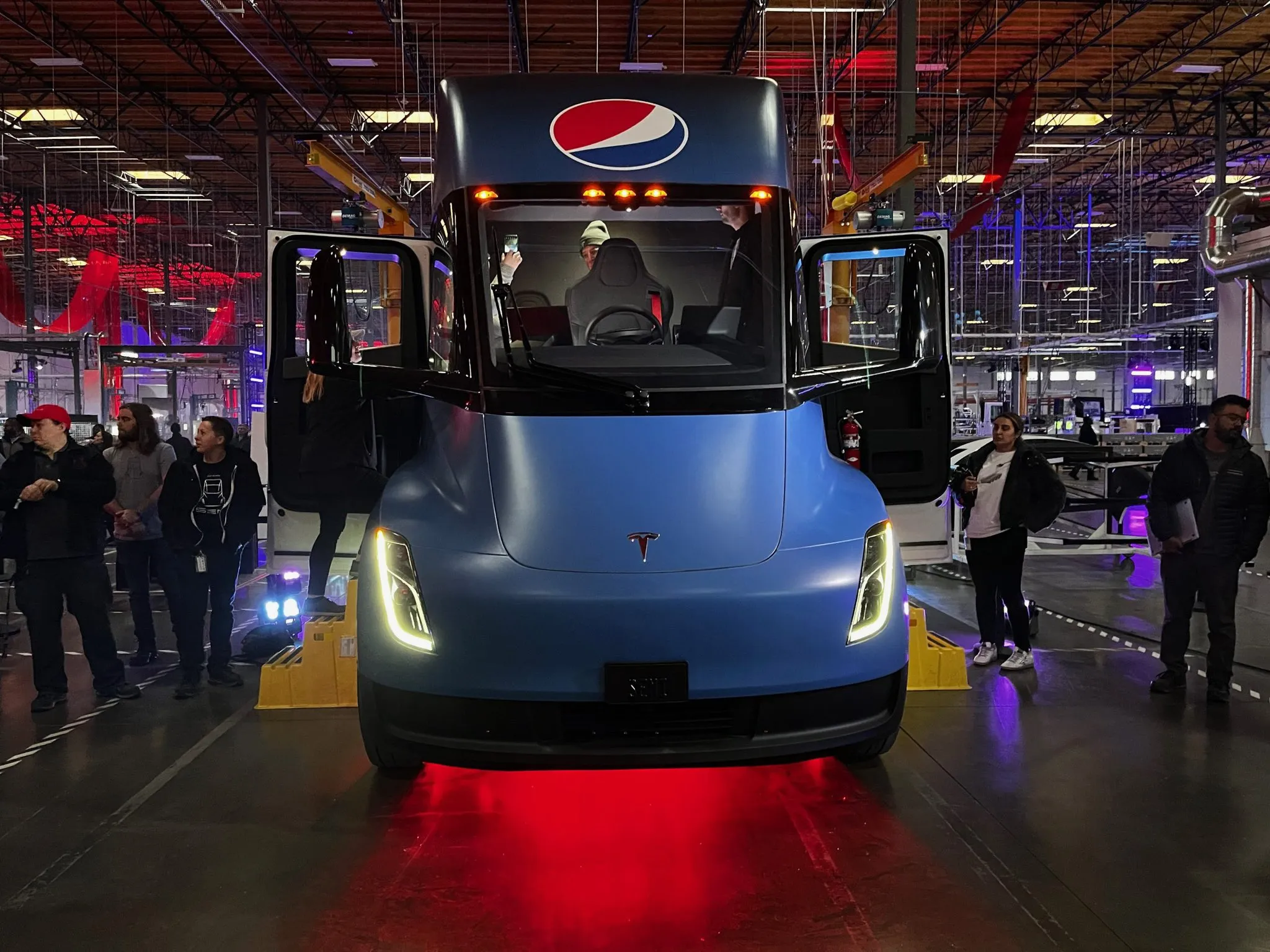 Електрична вантажівка Tesla Semi Електрична вантажівка Tesla Semi
