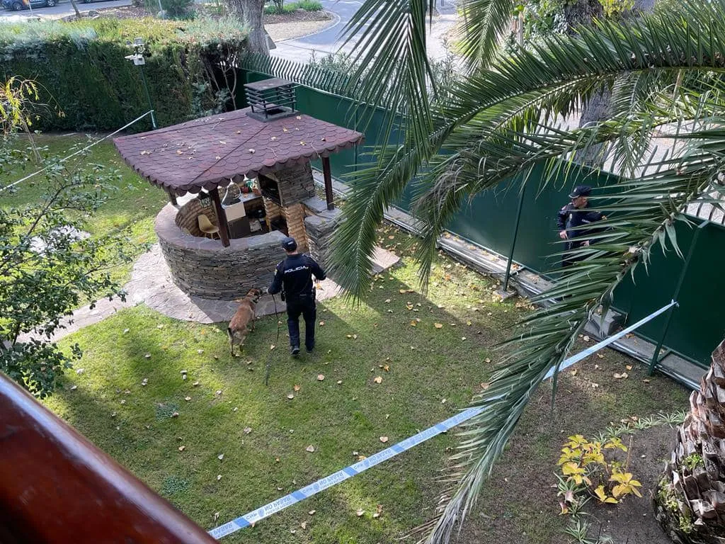 Посольство в Мадриді знову оточила поліція Посольство в Мадриді знову оточила поліція