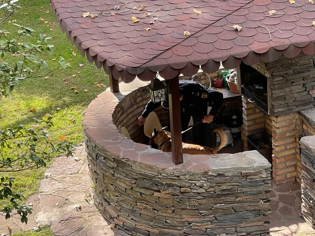 Ніколенко опублікував фото з оточеного поліцією посольства в Мадриді Ніколенко опублікував фото з оточеного поліцією посольства в Мадриді