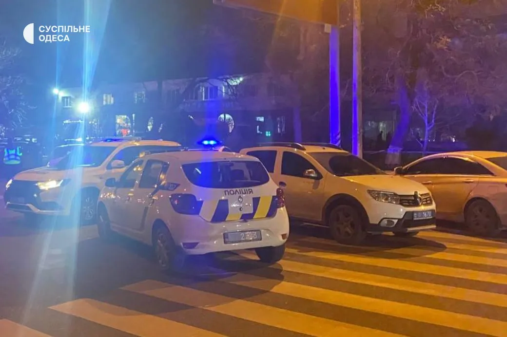 Бригади поліції на місці вибуху в Одесі Бригади поліції на місці вибуху в Одесі