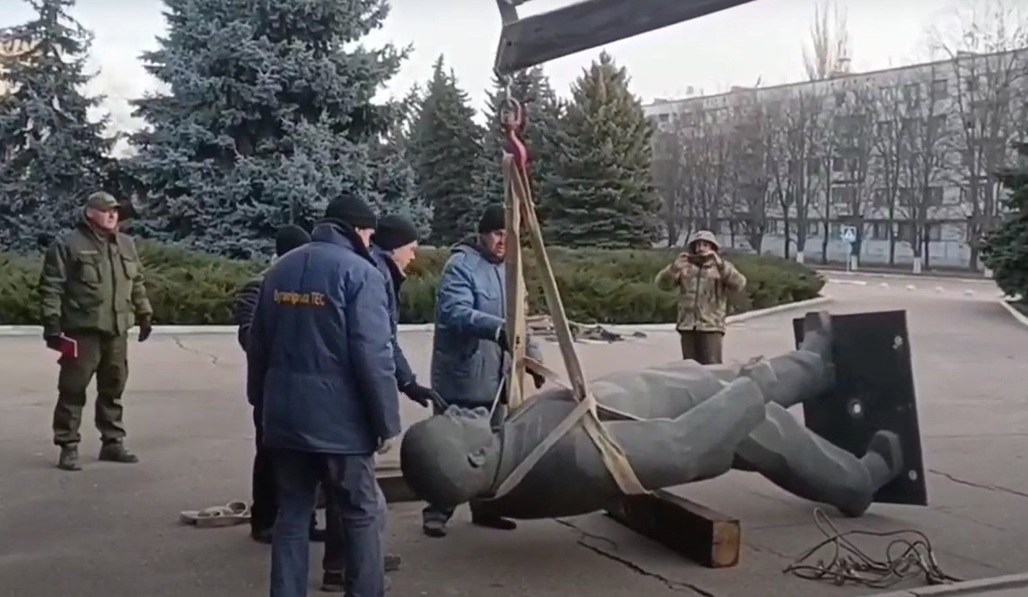В окупованому Світлодарську окупанти вліпили назад Леніна, якого знесли 7 років тому - 24 Канал