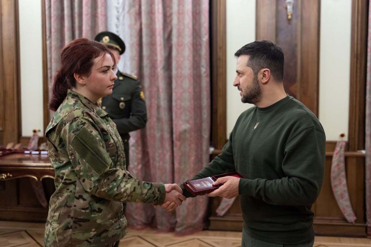 Зеленский вручил награды освобожденным из плена защитникам, среди них – "Пташка" Зеленский вручил награды освобожденным из плена защитникам, среди них – "Пташка"