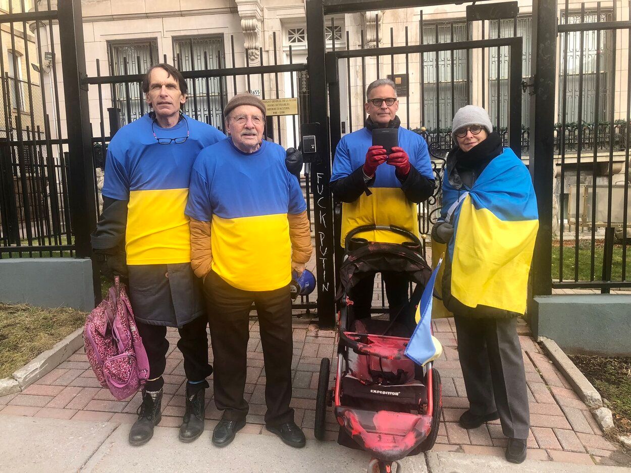 Протест под посольством России в Монреале - канадец включает сирены и гимн Украины - 24 Канал Протест под посольством России в Монреале - канадец включает сирены и гимн Украины - 24 Канал