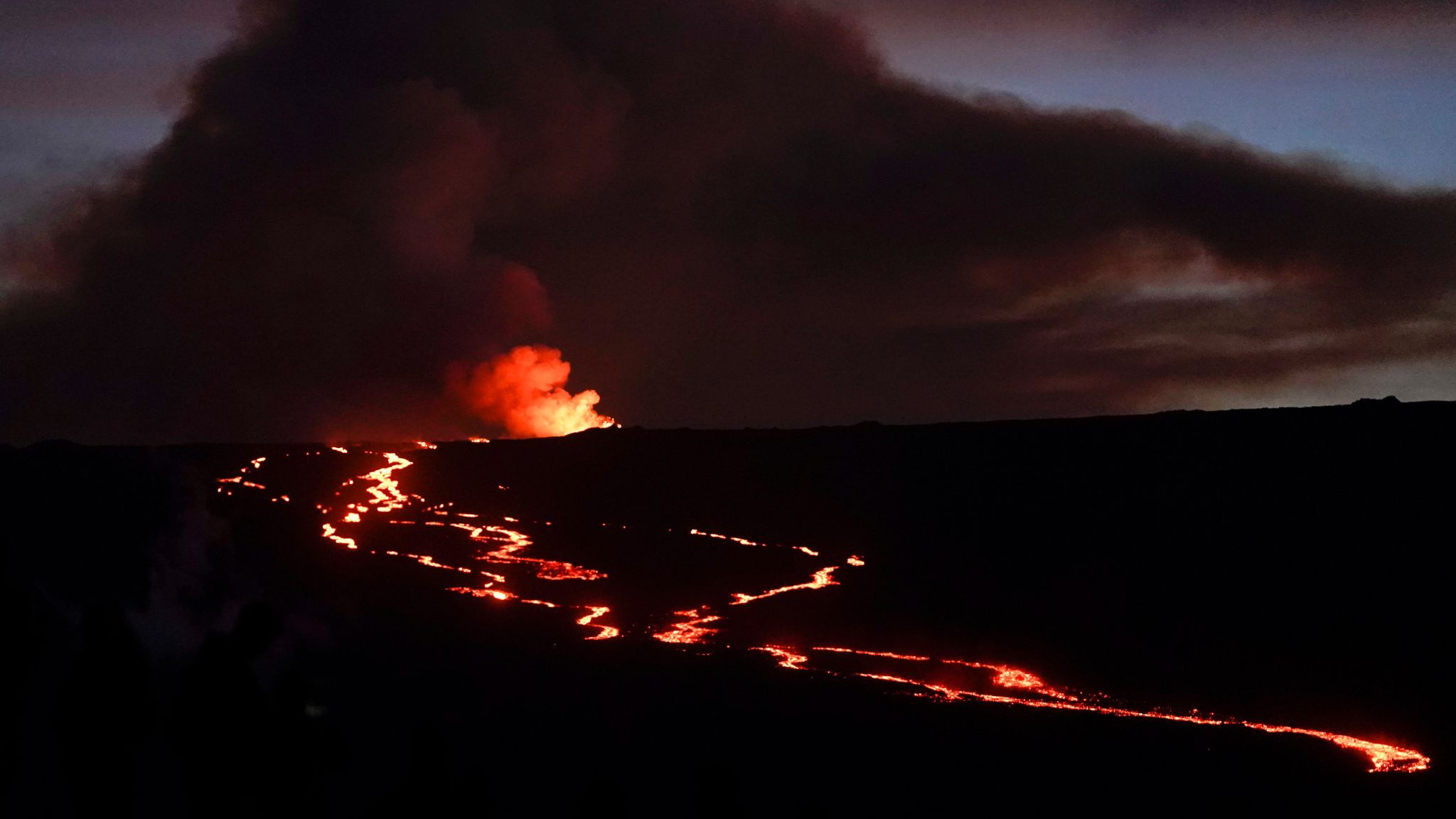 Туристи з'їхалися на рідкісне виверження вулкана і ризикують опинитись у пастці