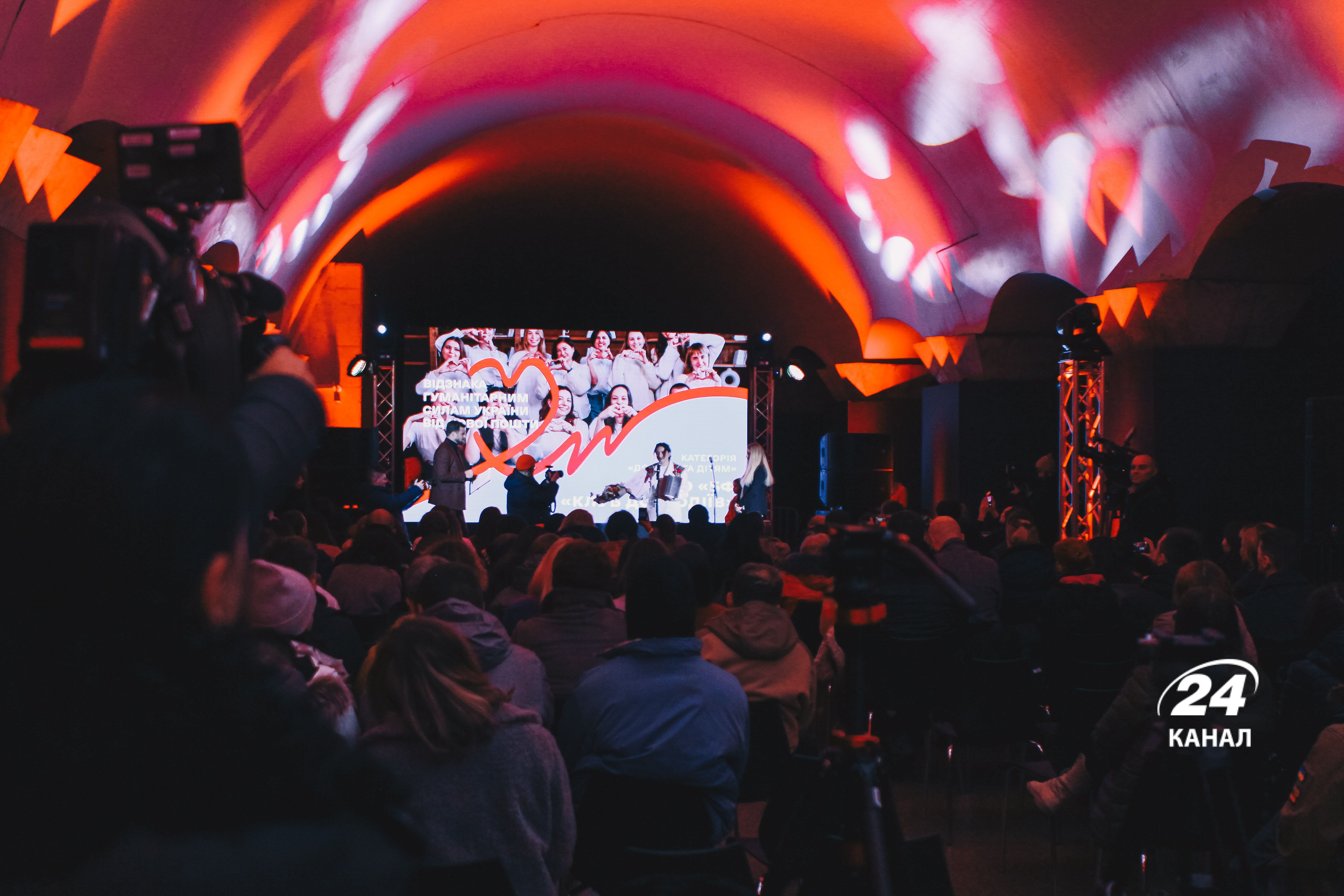 За 8 років надіслали понад 40 тисяч тонн допомоги: у Києві нагородили українських волонтерів - 24 Канал За 8 років надіслали понад 40 тисяч тонн допомоги: у Києві нагородили українських волонтерів - 24 Канал