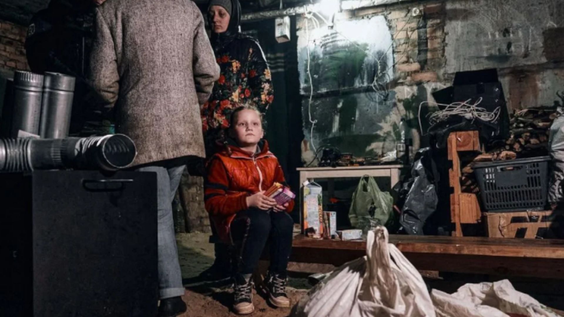 Дівчинка Настя живе в підвалі Дівчинка Настя живе в підвалі