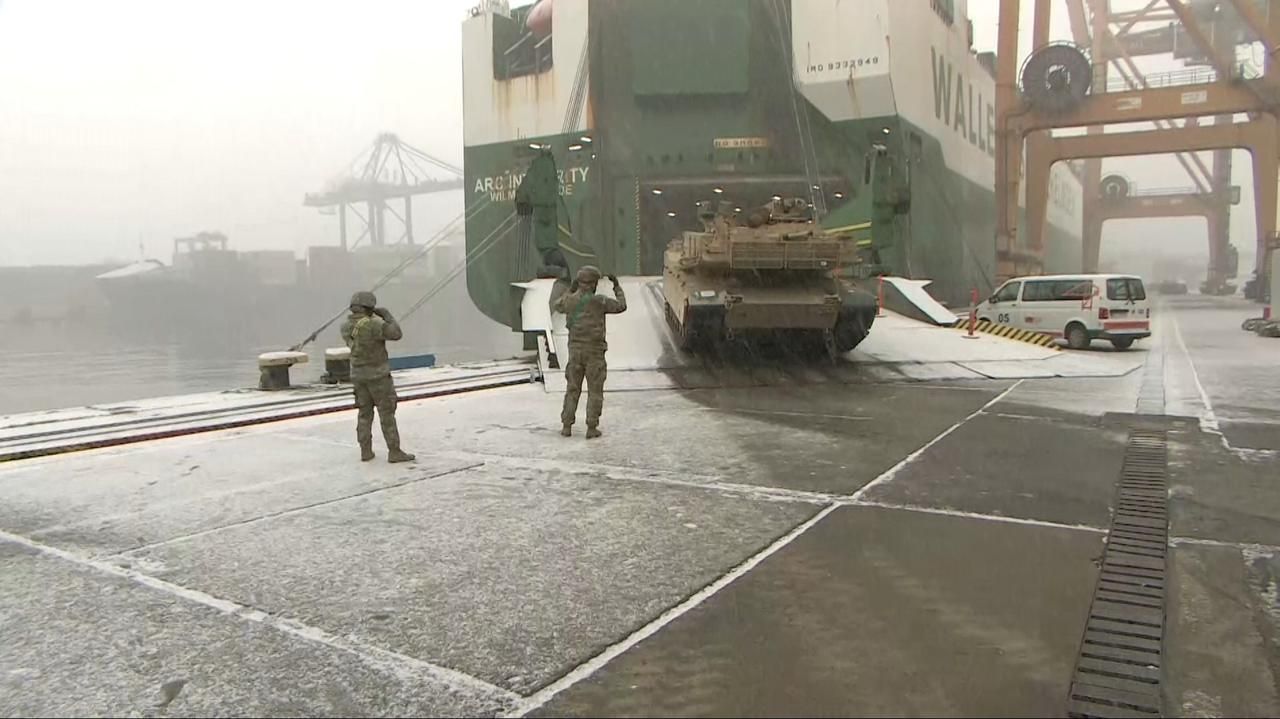 До Польщі прибули 800 одиниць військової техніки США До Польщі прибули 800 одиниць військової техніки США