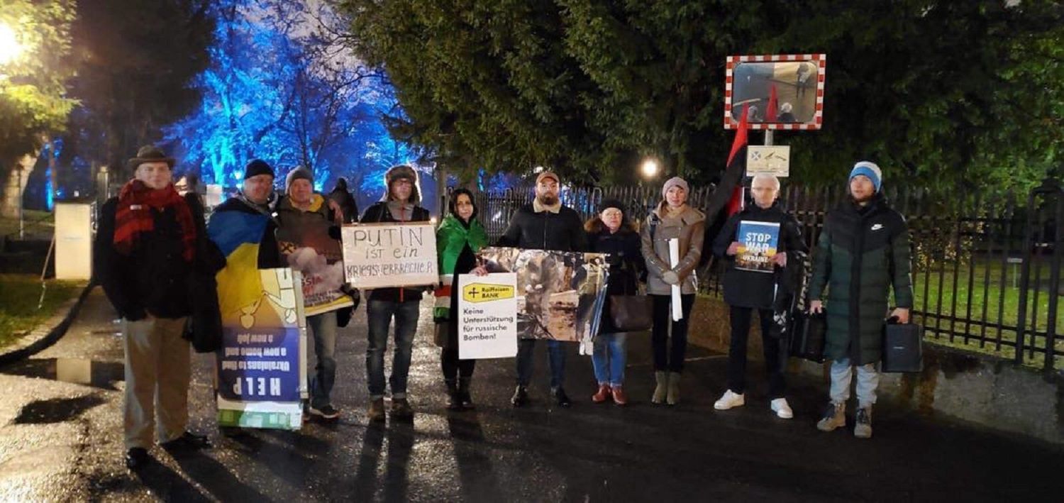 У Відні активісти вимагали від Raiffeisen Bank вийти з Росії - 24 Канал У Відні активісти вимагали від Raiffeisen Bank вийти з Росії - 24 Канал