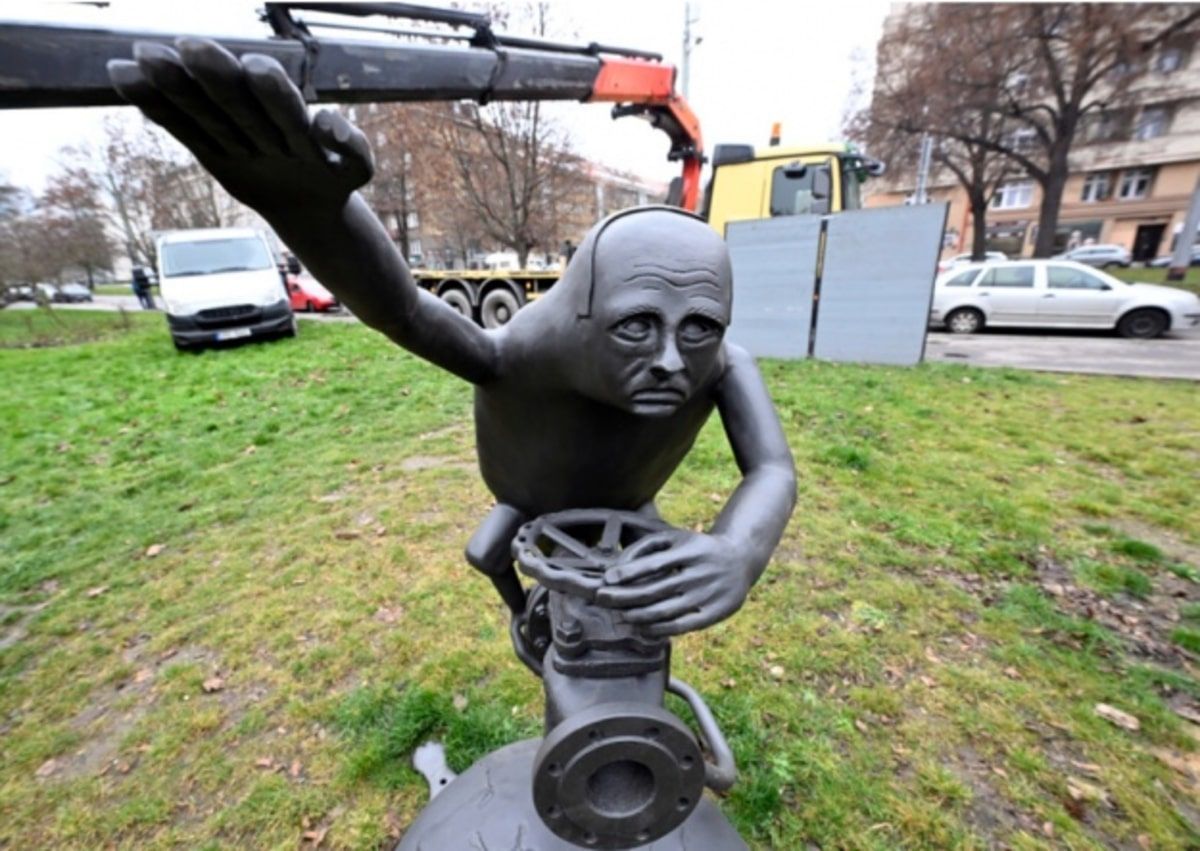 В Праге установили скульптуру Путина-гоблина