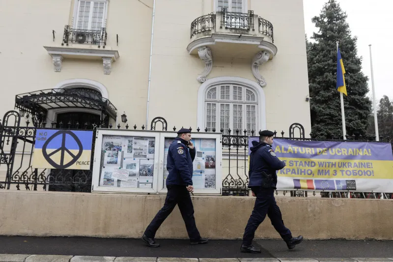 Поліцейські оточили будівлю