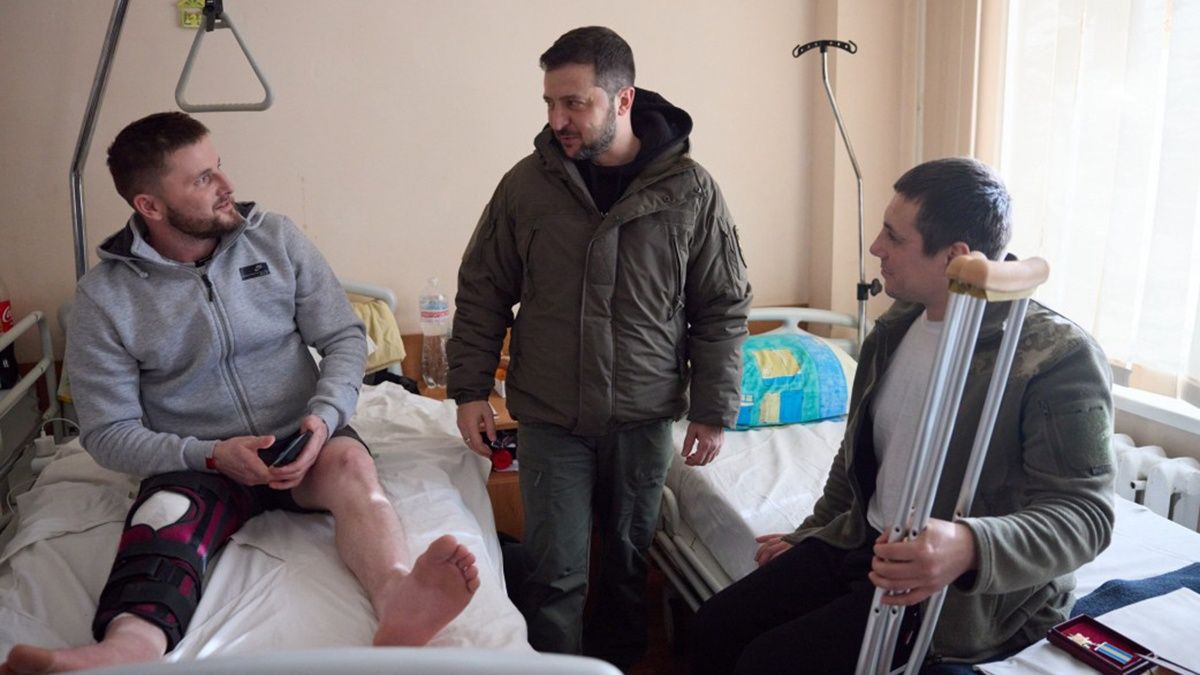 Володимир Зеленський відвідав поранених захисників на Харківщині Володимир Зеленський відвідав поранених захисників на Харківщині