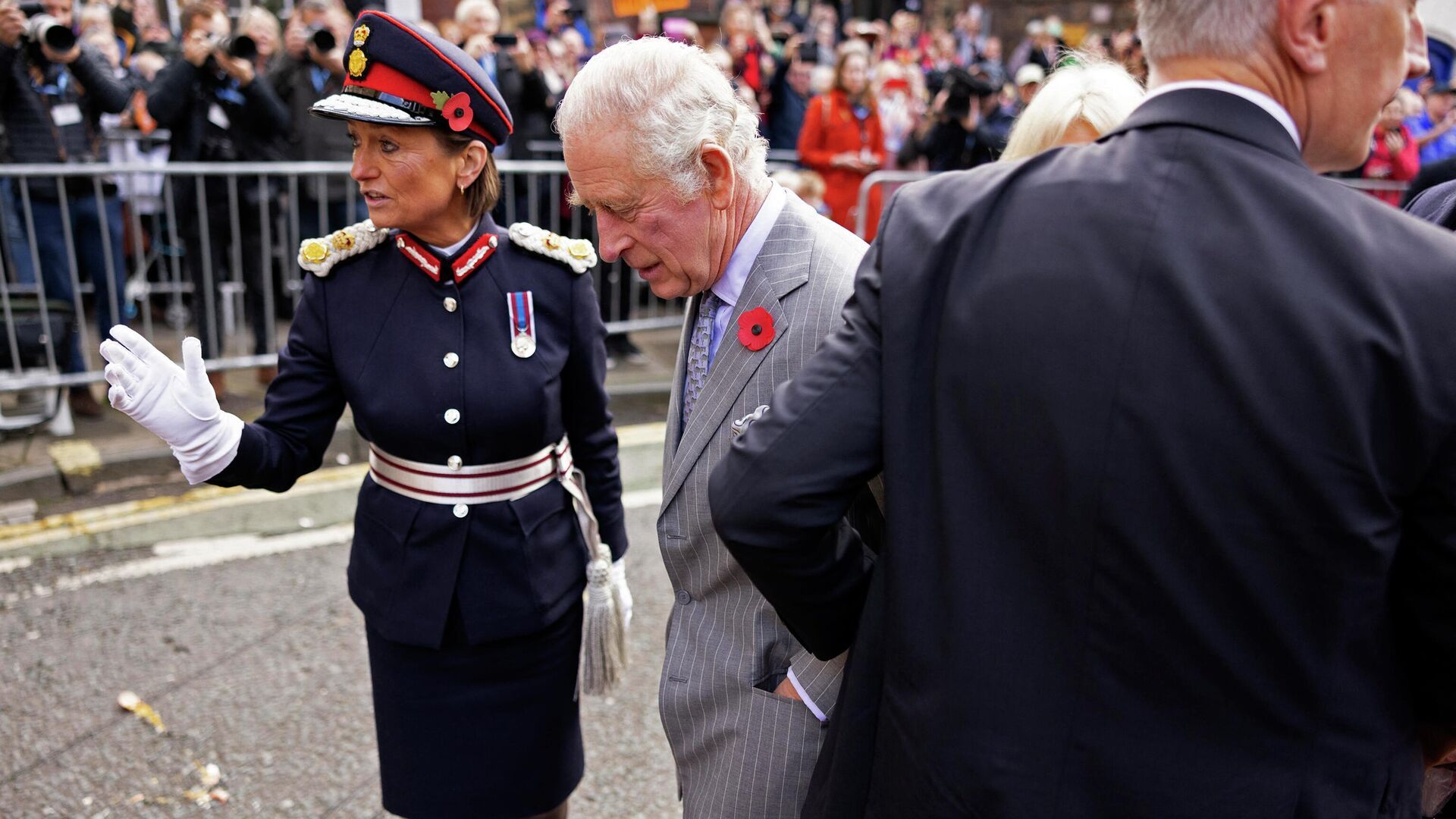 Короля Чарльза ІІІ снова забросали яйцами Короля Чарльза ІІІ снова забросали яйцами