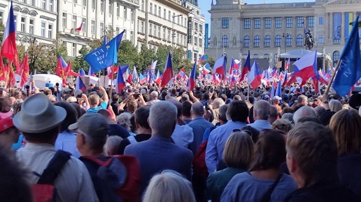 У Європі час від часу виникають мітинги проти підтримки України у війні з Росією