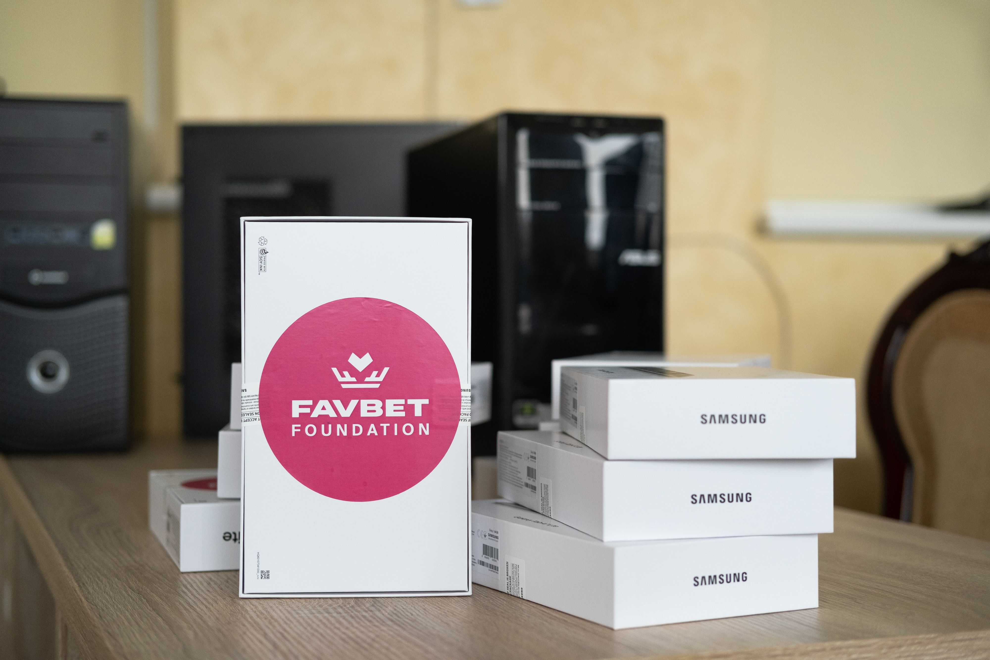 Favbet Foundation подарил технику для обучения детскому центру "Джерело"