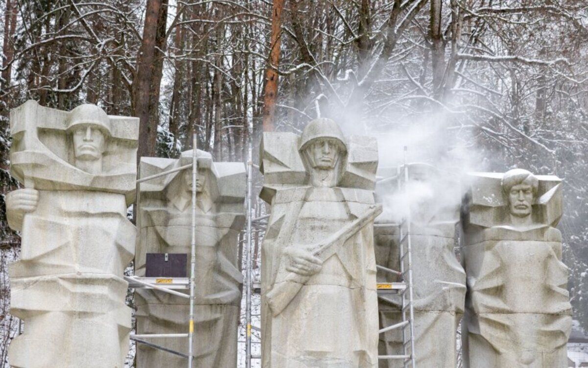 В Вильнюсе сносят советские памятники: пророссийские активисты угрожают нападением на Литву - 24 Канал
